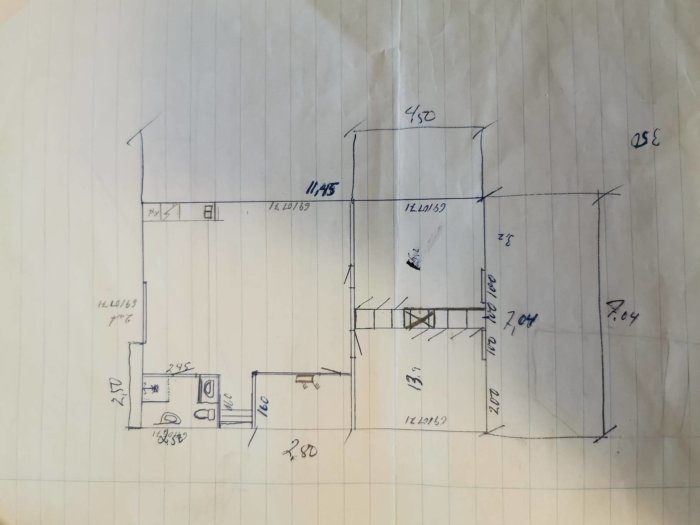 Handritad planritning med måttangivelser som visar en vägg mellan vardagsrum och kök, delvis bortsuddad och otydlig.