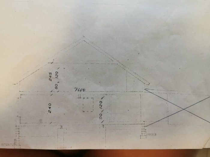 Planritning i svartvitt med måttangivelser, en delvis suddig borttagen vägg mellan rum, på husets andra våning.