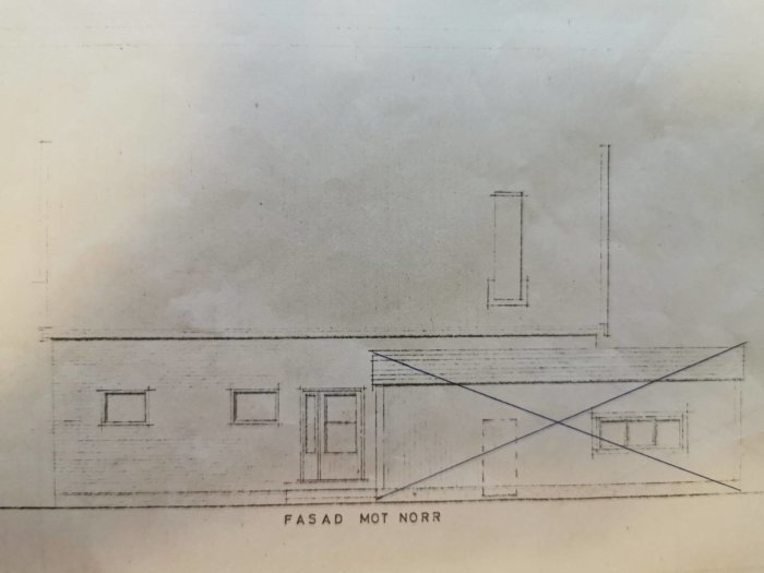 En suddig fotokopia av en arkitektonisk planritning med en bortsuddad vägg markerad, samt fasad mot norr.