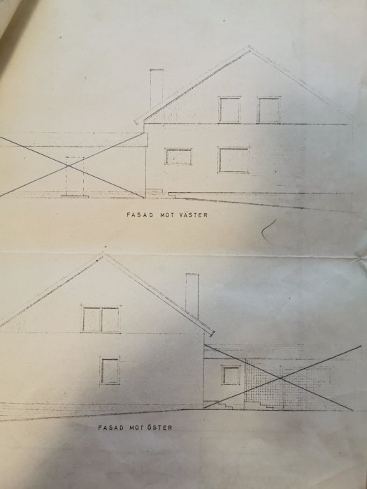 Gamla planritningar av en tvåvåningsvilla med fasader mot väster och öster, vissa delar bortsuddade.