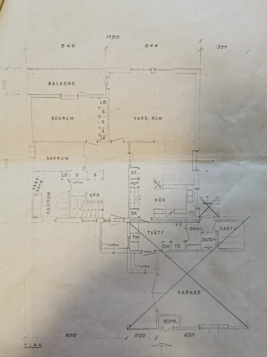 Gamla planritningar av ett hus med måttangivelser, markerade och delvis suddade väggar på övre våningar.