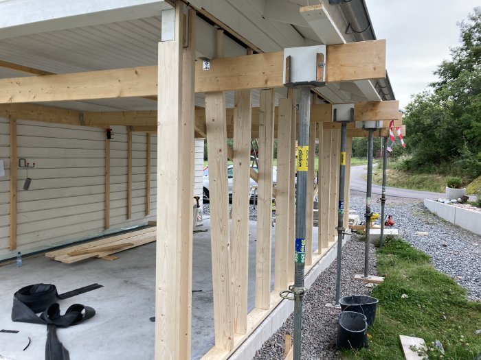 Träreglar som bildar en stomme för en vägg under uppbyggnad på en byggarbetsplats.