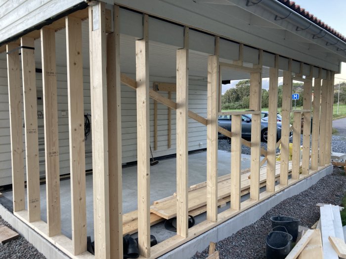 Trästöttor avlägsnade från nybyggt träramverk för en byggnad.