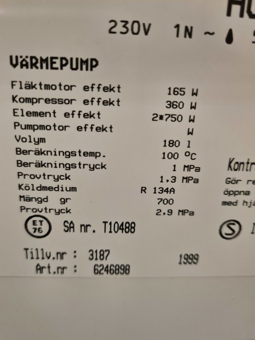 Etikett på en varmvattenberedare med tekniska specifikationer och tillverkningsår, Elektrostandard Autoterm 550 från 1999.