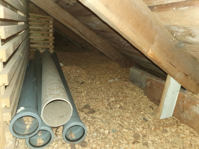 Vind med horisontella träbalkar och rör, en balkända utan fäste syns till höger.