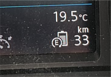 Bilens display visar batterisymbol med 8 av 10 streck upplysta och resterande körsträcka på 33 km.