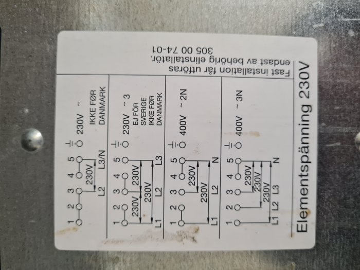 Etikett med teknisk ritning och anslutningsinstruktioner för elementspänning på 230V.