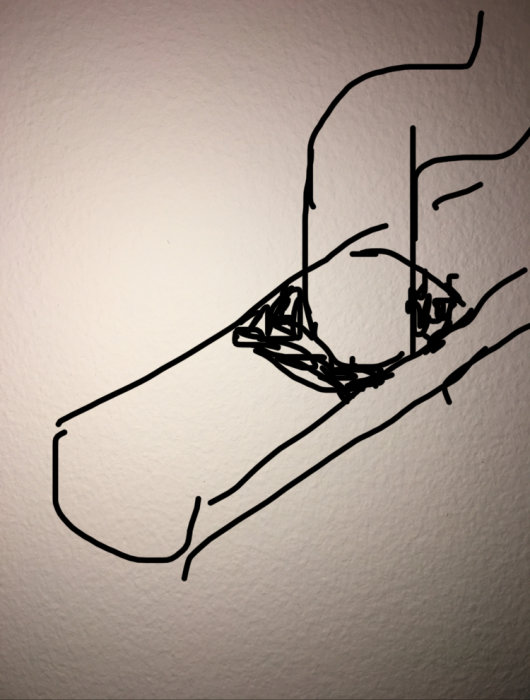 Enkel svartvit skiss som visar ett lock över en hängränna med S-formad ledning.