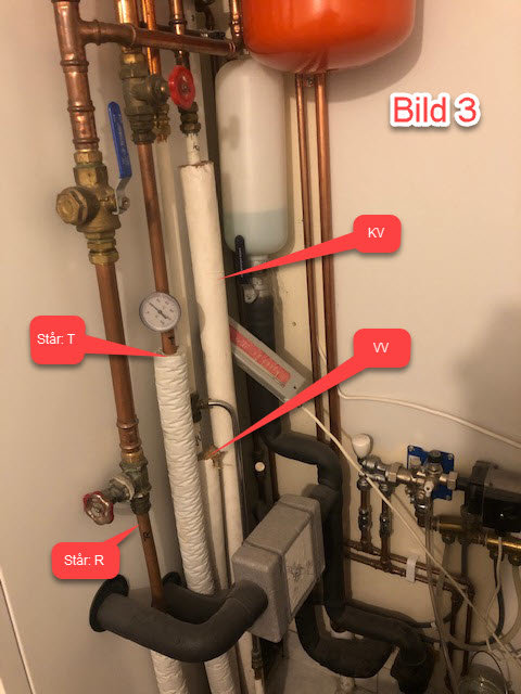 Värmesystem med rör, manometer och olika ventiler markerade för att identifiera uppfyllningskran.