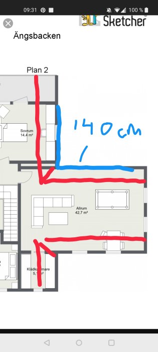 Ritning av en byggnadsplan med markerad taklutning och rumshöjd på 140 cm i ett sovrum.