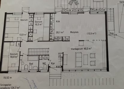 Planritning av ett hus med markerade områden för kök, matplats och vardagsrum samt övriga rum.