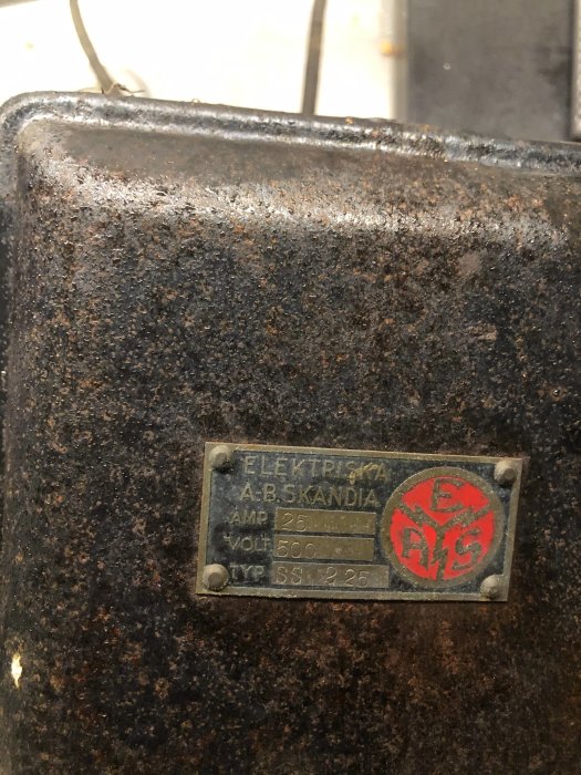 Gamla proppskåpet från A.B. Skandia med specifikationer 25 ampere, 500 volt, typ SS 2.25.