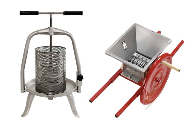 En fruktpress och en fruktkross för hemmabruk placerade sida vid sida.