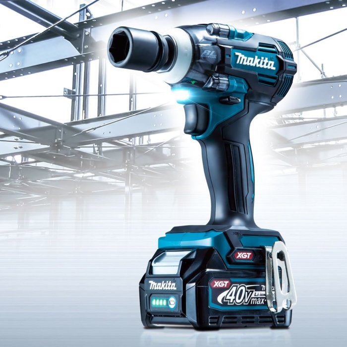 Makita XGT 40v mutterdragare med LED-belysning i industrimiljö.