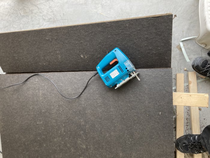 Sticksåg på asfaboard med fintandat blad för att skapa snygga skarvar i byggprojekt.