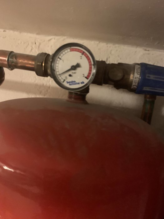 Tryckmätare ovanför en bergvärmepump visar omkring 1,5 bar.