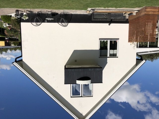 Hus sett uppifrån med befintlig grund och markerad yta för planerad tillbyggnad utan källare.