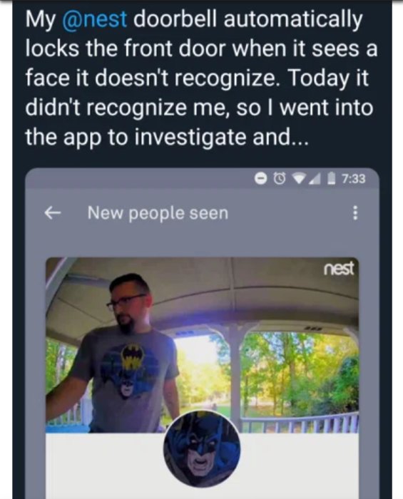 Person i Batman-tröja utanför dörr fångad av Nest dörrklocka, icke igenkänd av system.