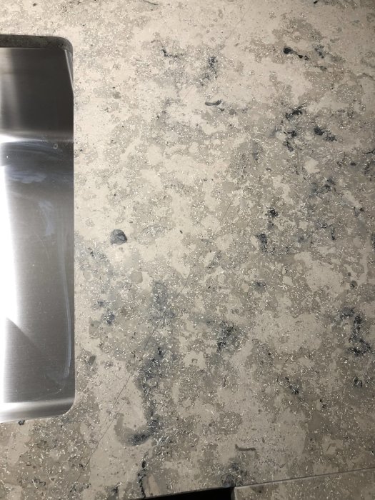 Kalkstensbänkskiva med fina sprickor, går från vänster nederkant till höger överkant.
