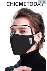 Kvinna bär en svart ansiktsmask av tyg, reklam från CHICMETODAY ses i övre vänstra hörnet.