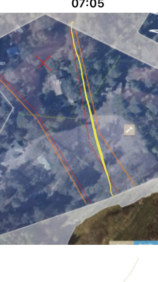 Satellitbild av fastigheter med markerade gränslinjer nära vatten, föreslaget förslag för omfördelning av tomtyta.