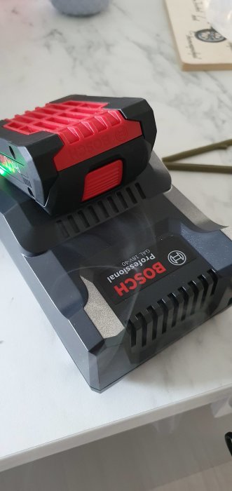 Bosch GAL 18V-40 laddare och ett ProCORE 4,0Ah batteri på en marmorbänk.