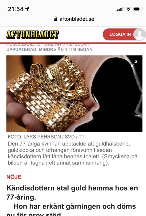 Händer håller olika guldsmycken, bl.a. halsband och armband.