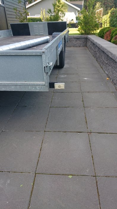 Släpvagn parkerad på uppfart med nya LED-varselljus monterade.