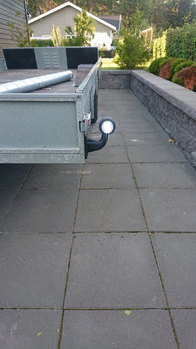 Släpvagn med uppgraderade LED-varselljus parkerad på uppfart.