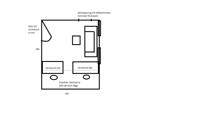 Enkelt ritat planritning av ett inrett rum med två skrivbord, soffa, soffbord och dörröppningar, ej skalenligt.