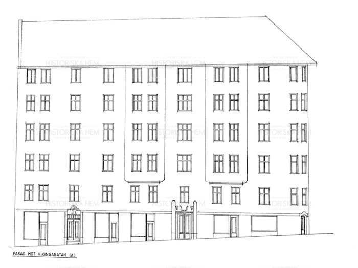 Arkitektritning av fasaden på ett flerbostadshus med varierade fönsterstorlekar.