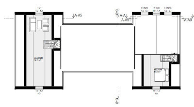 Planlösning av ett H-format hus med märkt trappan placering och utrymmesdimensioner på både botten- och övre plan.