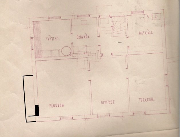 Ritning, jossa näkyy kellarikerros, ja suunniteltu oviaukko merkitty paksulla viivalla vasempaan seinään. Huoneita: tvättst, pannrum, diverse.