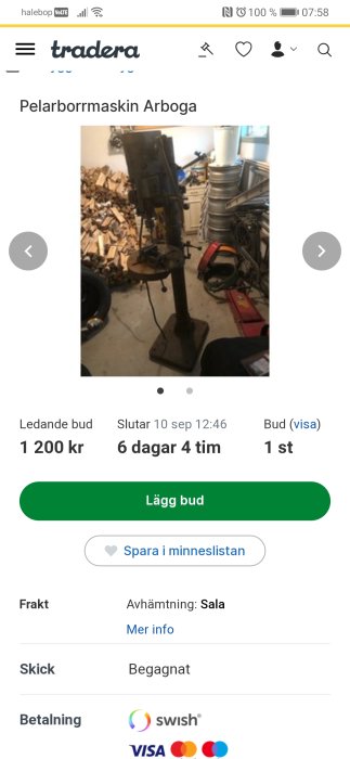 Begagnad pelarborrmaskin Arboga i en verkstad med vedträn i bakgrunden och andra verktyg.