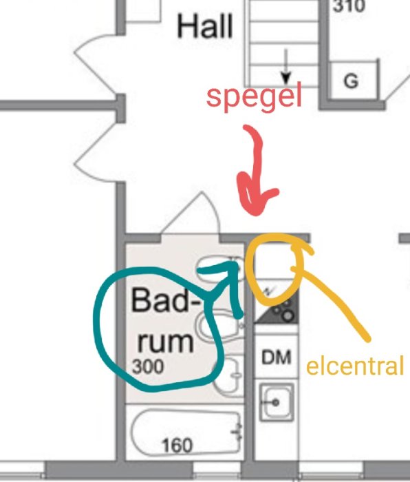 Planritning med markerade platser för spegel och elcentral, angränsande till badrum.