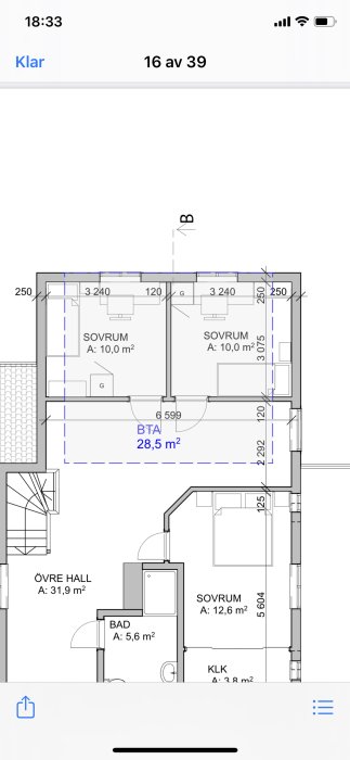 Arkitektonisk ritning över en planerad husutbyggnad med mått och utrymmesbeteckningar för sovrum, bad och hall.