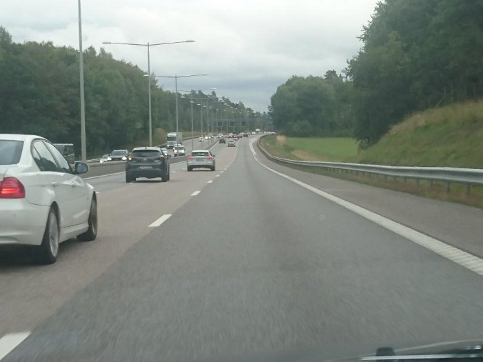 Bild på en trafikerad motorväg med flera filer och bilar i köer.