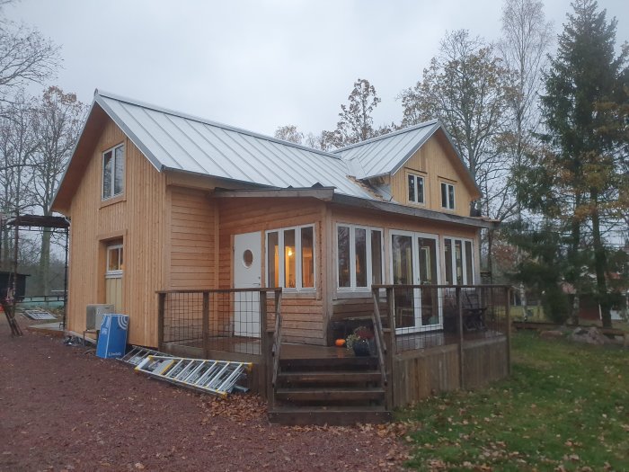 Trähus med dubbelfalsad zinkad plåttak Lindab Magestic och synlig nockventilation.