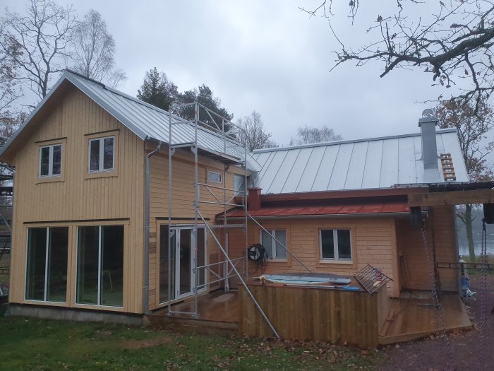 Hus under renovering med nytt dubbelfalsat zinkat plåttak och luftning vid nocken.