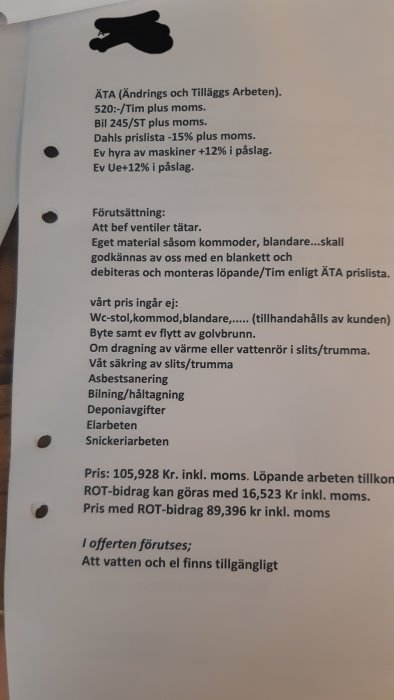 En offert för badrumsrenovering som listar kostnader, arbetsvillkor och totalpris, viss text täckt och några ord suddiga.