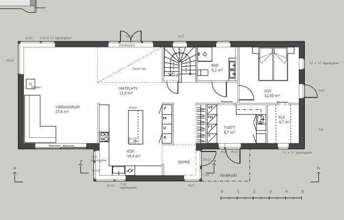 Arkitektritning av ett hus med öppet vardagsrum, kök, matplats och planlösning.