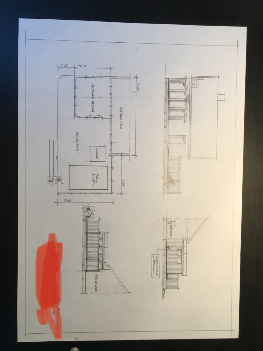 Arkitektritning av ett uterum och altanprojekt med måttangivelser, vissa delar överstrukna med röd markering.
