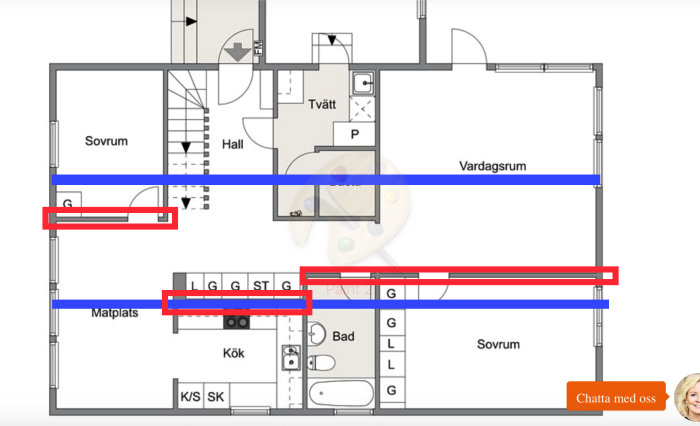 Planritning av hus som markerar bärande väggar i rött och sockelbalkarnas position i blått.