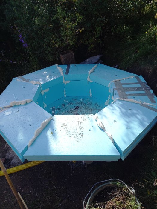 Användning av fogskum för installation av 100 mm tjock XPS-skiva i byggprojekt.