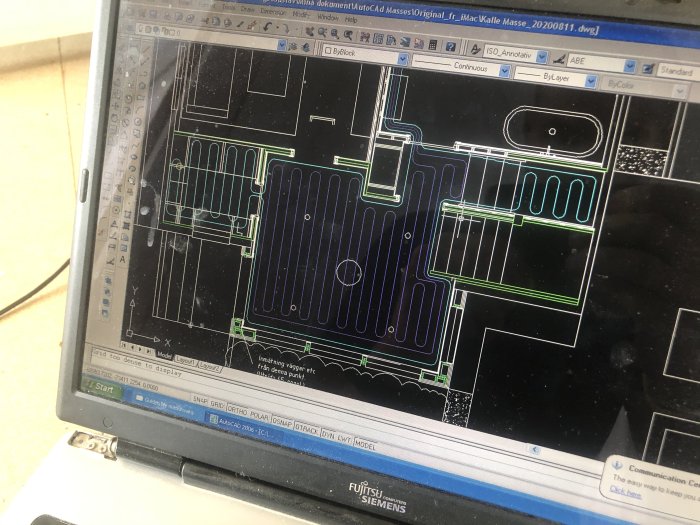 Ritning av golvvärmesystem på en datorskärm, med markerade spår för installation.