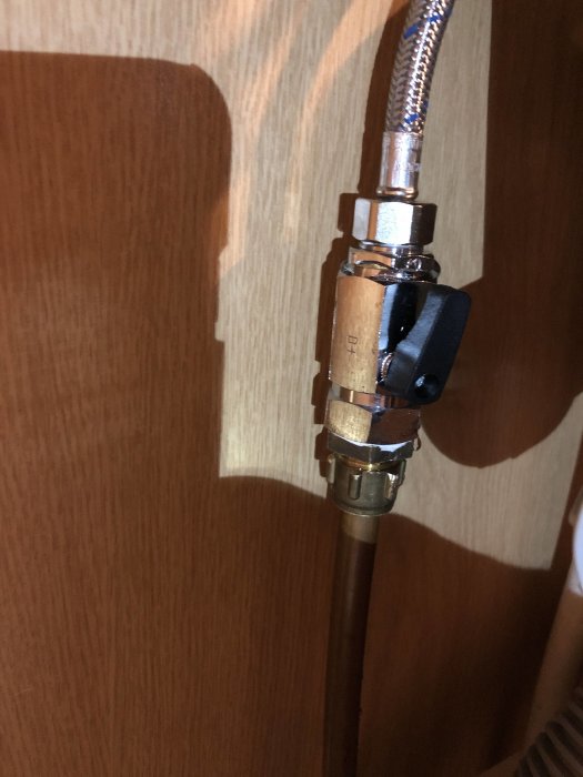 Nyinstallerad ballofix på vattenrör med pålagd gängtejp, synlig läcka är närvarande.
