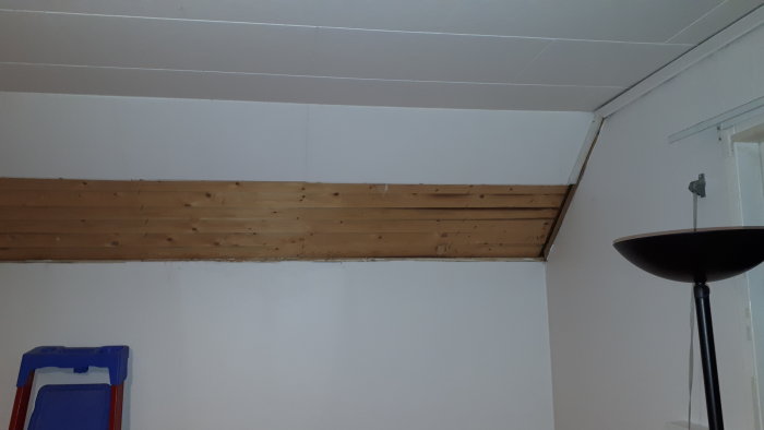 Delvis avtäckt snedtak med råspont synlig över befintlig tretex i ett 70-talshus under renovering.