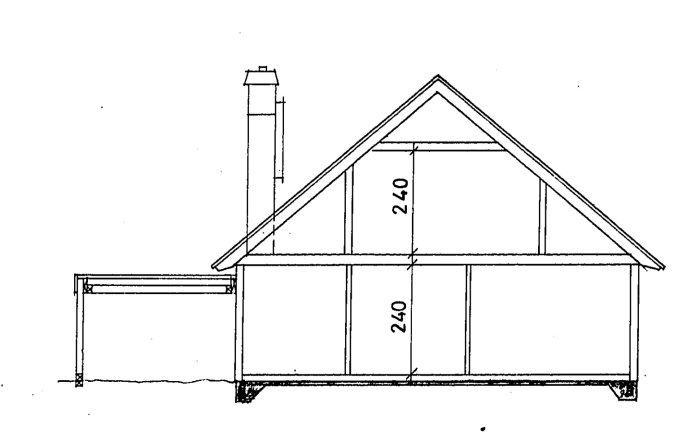 Sektionsritning av ett hus från 1969 som visar takstolar, skorsten och dimensioner på kattvinden.