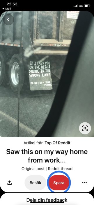 Skylt på lastbilsbak: "If I pass you on the right, you're in the wrong lane" och "PS: Get off the phone".