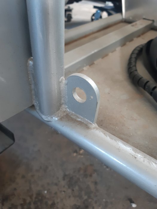 Metallkonstruktion med en svetsfog nära en förstärkningsplatta med en 6mm tjocklek.